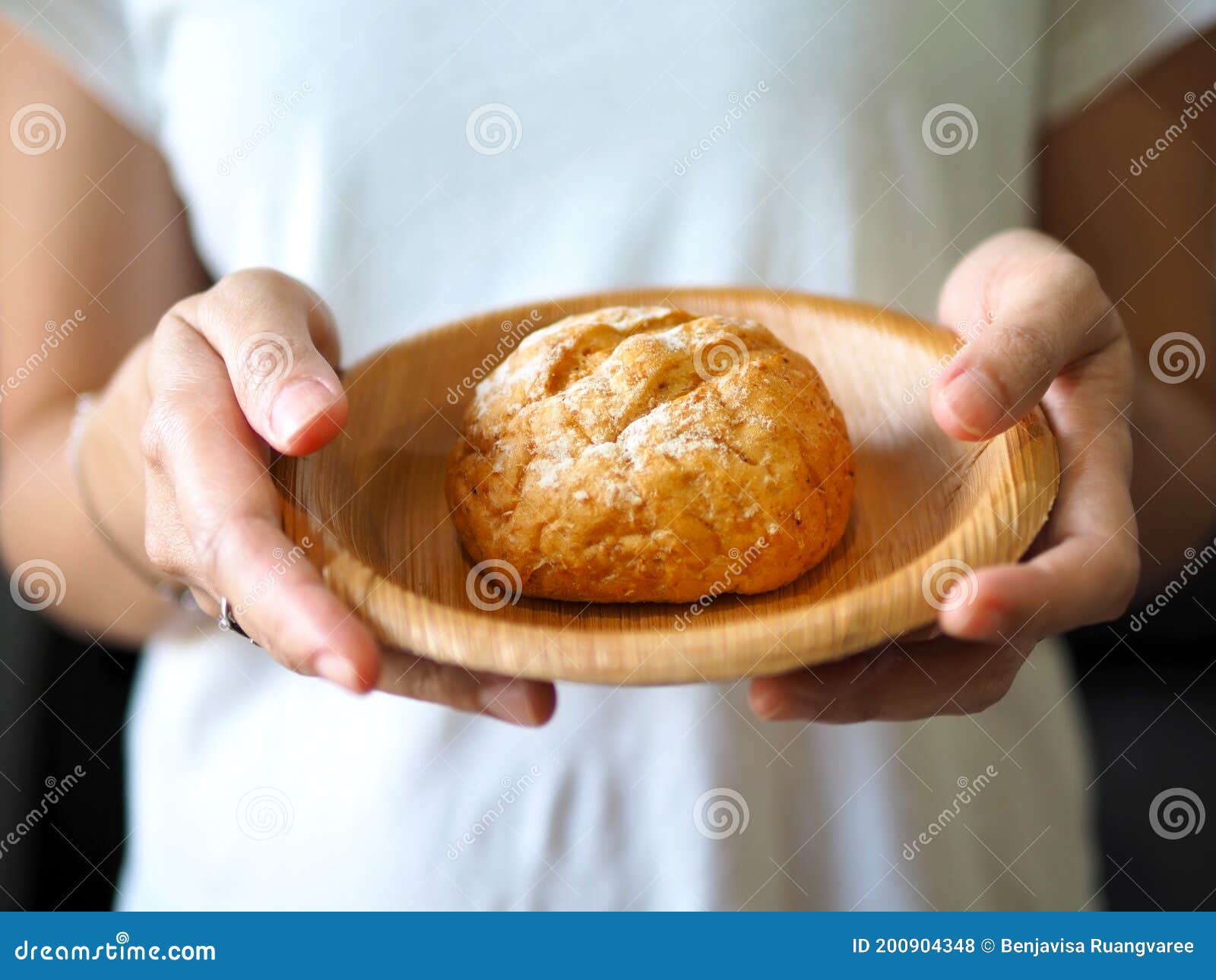 Cottura Del Pane in Piastra Di Betel Con Piastra Di Palma Di Palma Di  Palma, Di Colore Verde Puro, Naturale Mano Di Wamman Che Tie Fotografia  Stock - Immagine di ambientale, biodegradabile