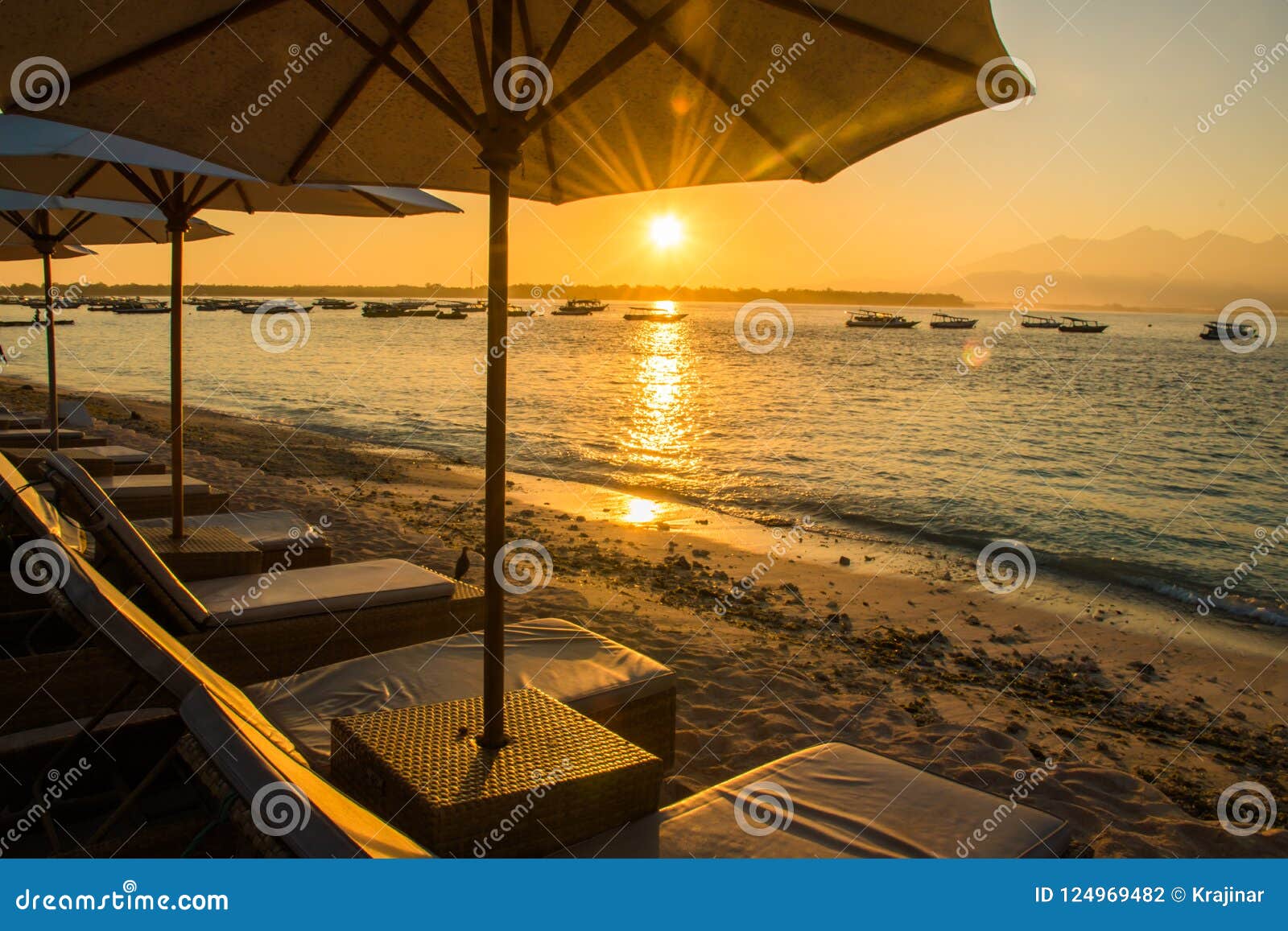 Coucher Du Soleil à La Plage De Gili Trawangan Avec Le Ciel