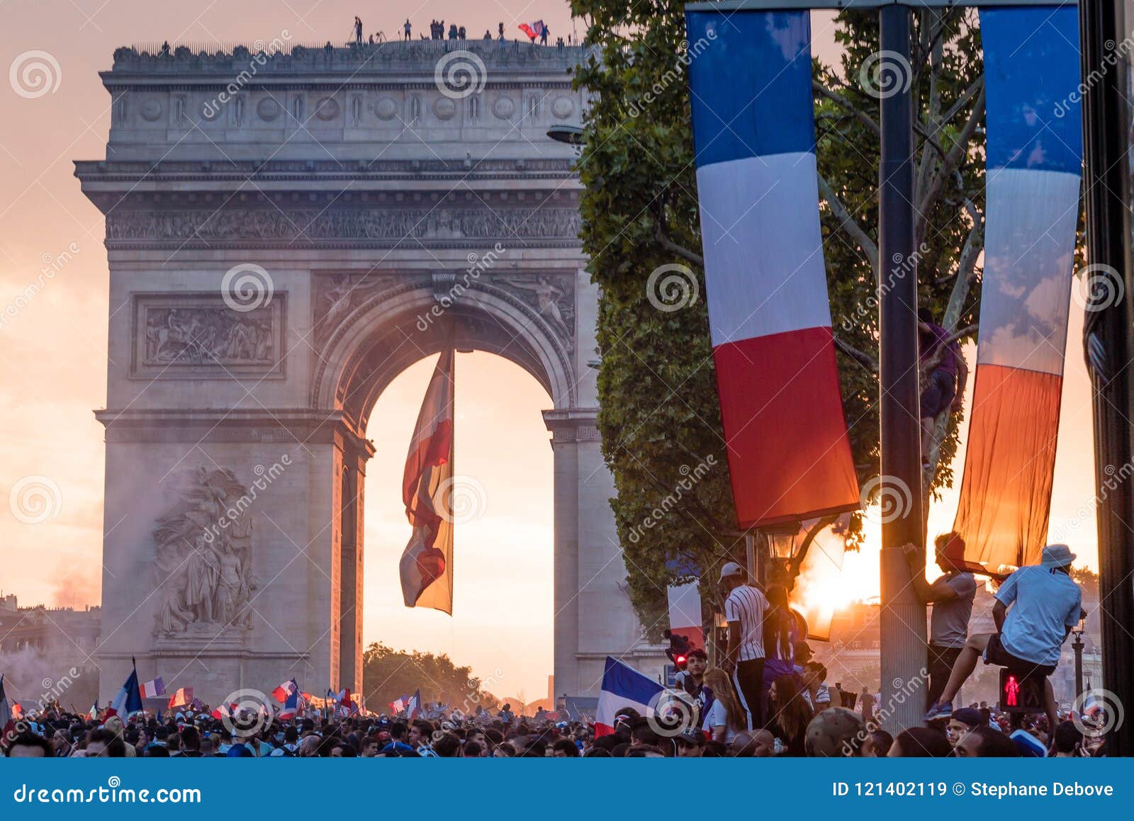 Coucher Du Soleil Au Dessus Darc De Triomphe à Paris Après