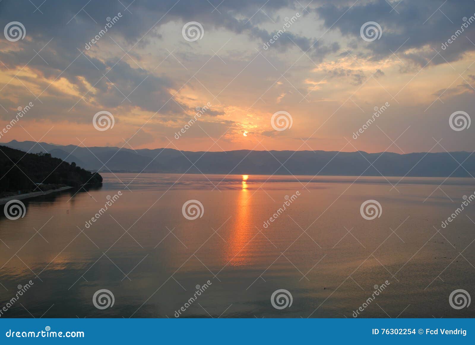 Coucher Du Soleil Au Dessus De Lac Ohrid Et Des Montagnes