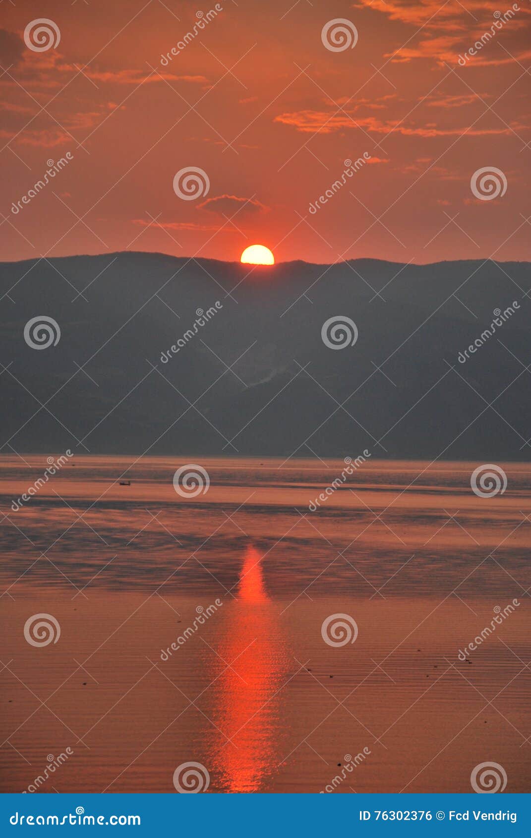 Coucher Du Soleil Au Dessus De Lac Ohrid Et Des Montagnes