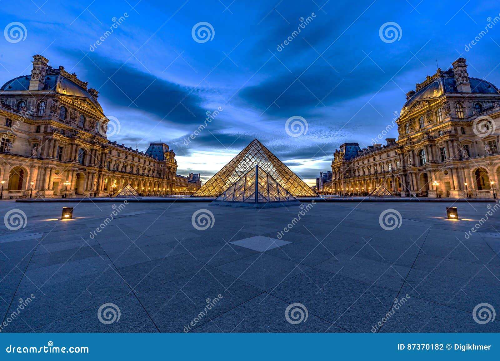 Coucher Du Soleil Au Dessus Du Musée Paris De Louvre