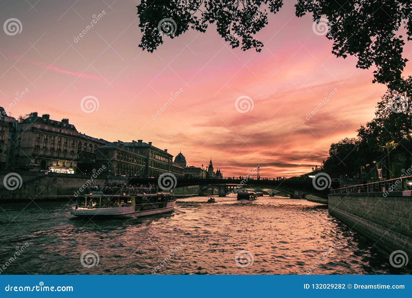 Coucher Du Soleil Au Dessus Du Pont Photographie éditorial