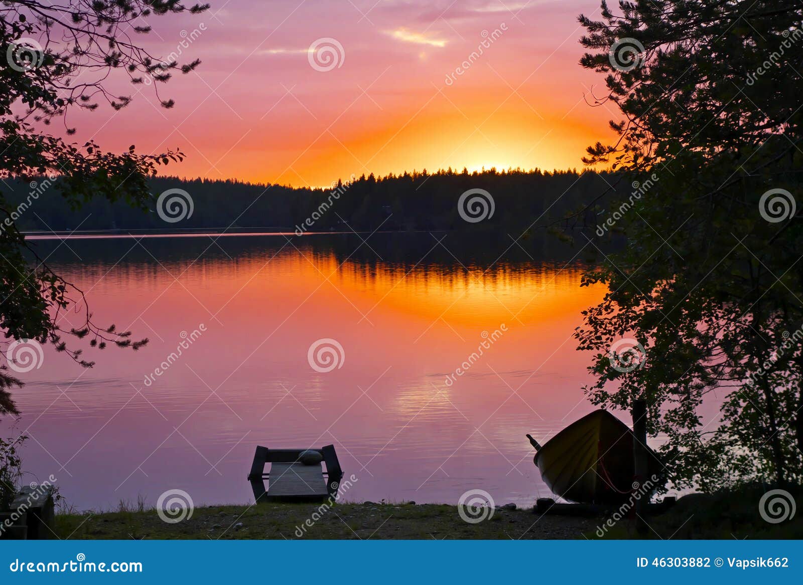 Coucher Du Soleil Au Lac Kuusamo En Finlande Photo Stock