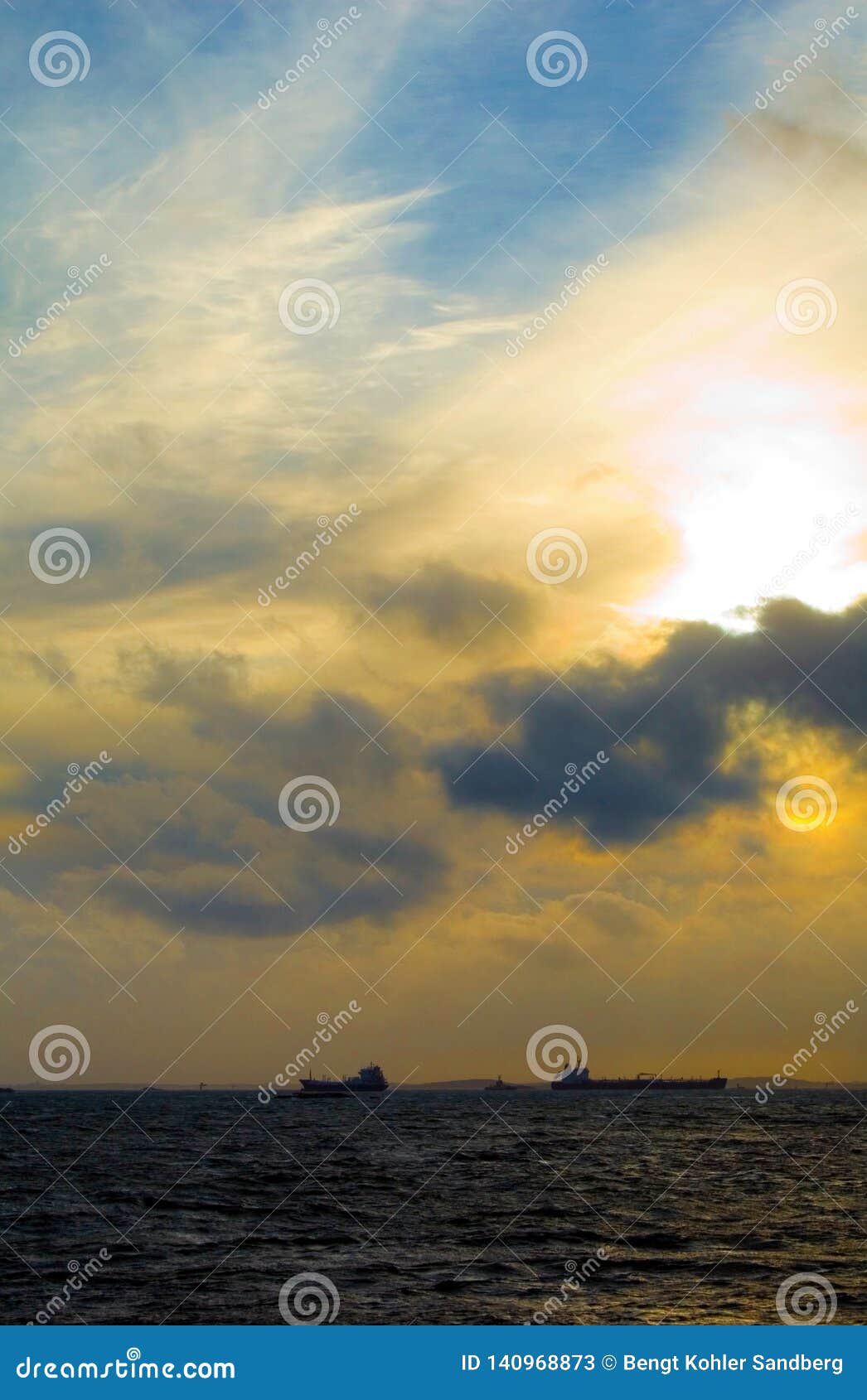 Coucher Du Soleil Avec Bateaux Sur Lhorizon Image Stock