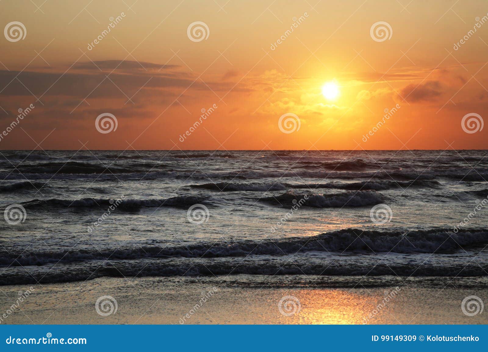 Coucher Du Soleil Avec Des Nuages Sur La Mer Du Nord Image