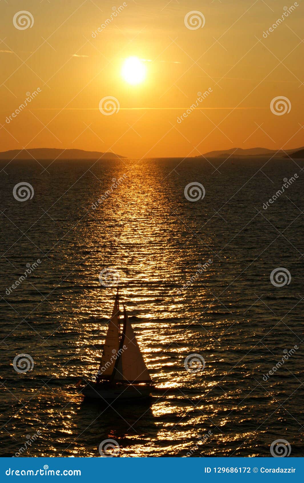 Coucher Du Soleil Avec Le Bateau Sur La Mer Adriatique Photo