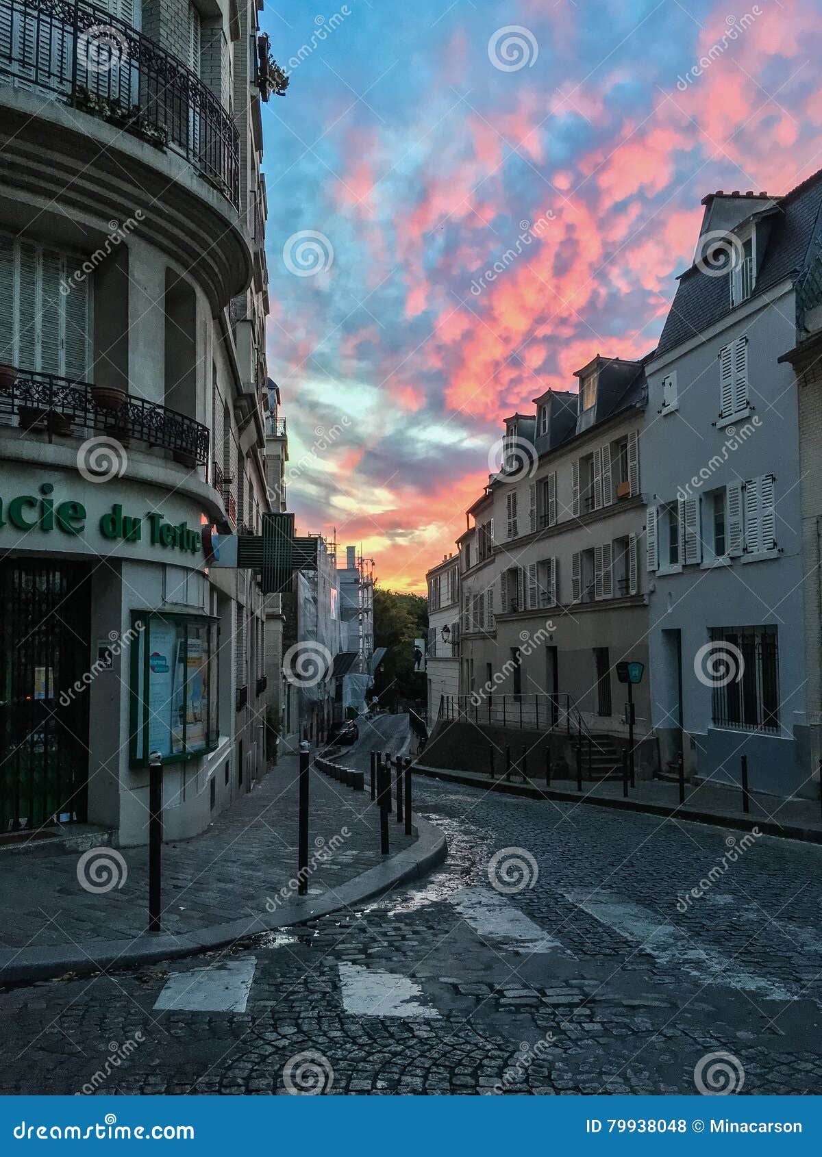 Coucher Du Soleil Coloré Au Dessus Dune Rue De Montmartre à