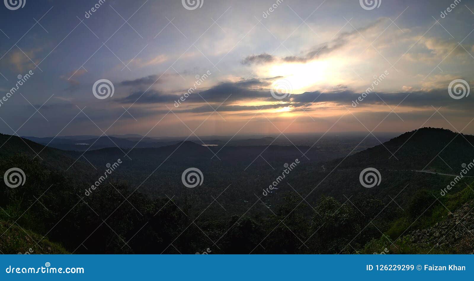 Coucher Du Soleil Coloré Dans Les Montagnes Image Stock