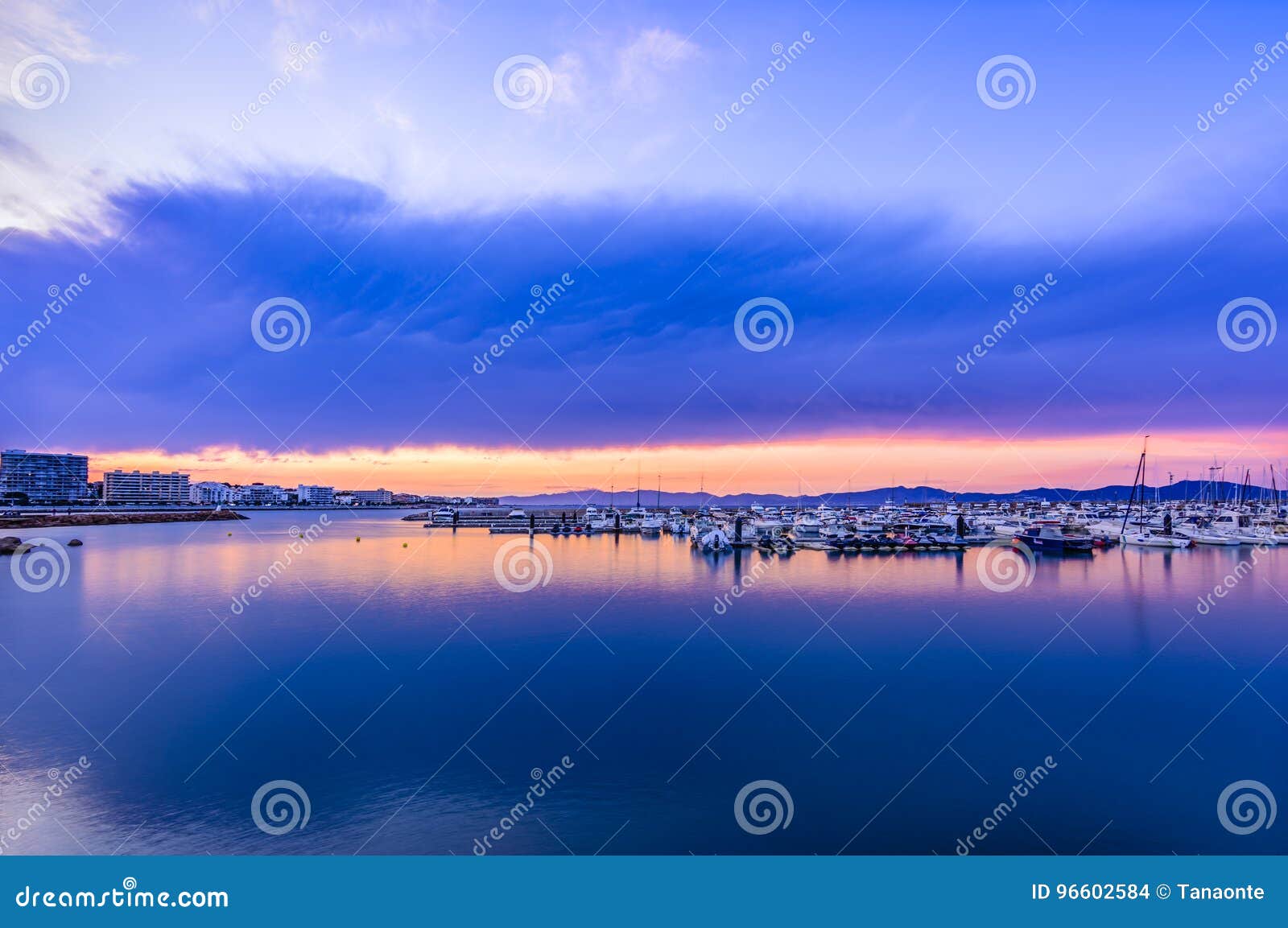 Coucher Du Soleil Dans Le Port Tranquille De L Escala