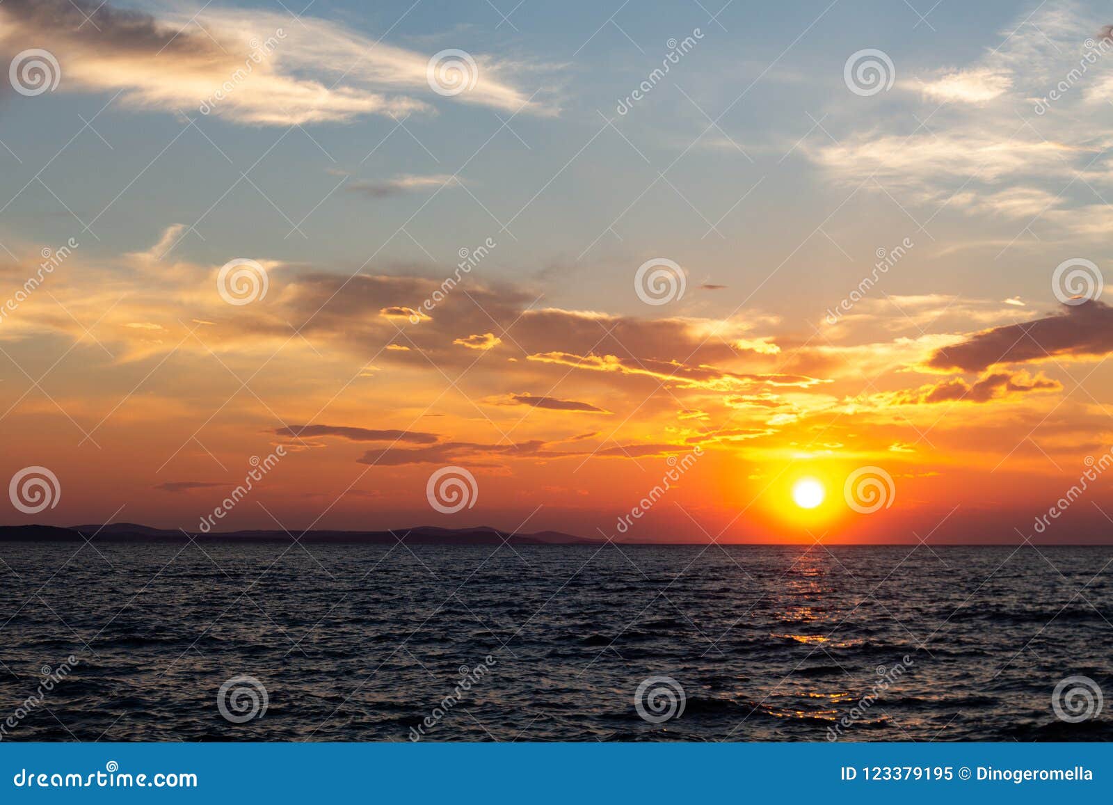 Coucher Du Soleil Dans Zadar Avec La Vue Dîle Image Stock