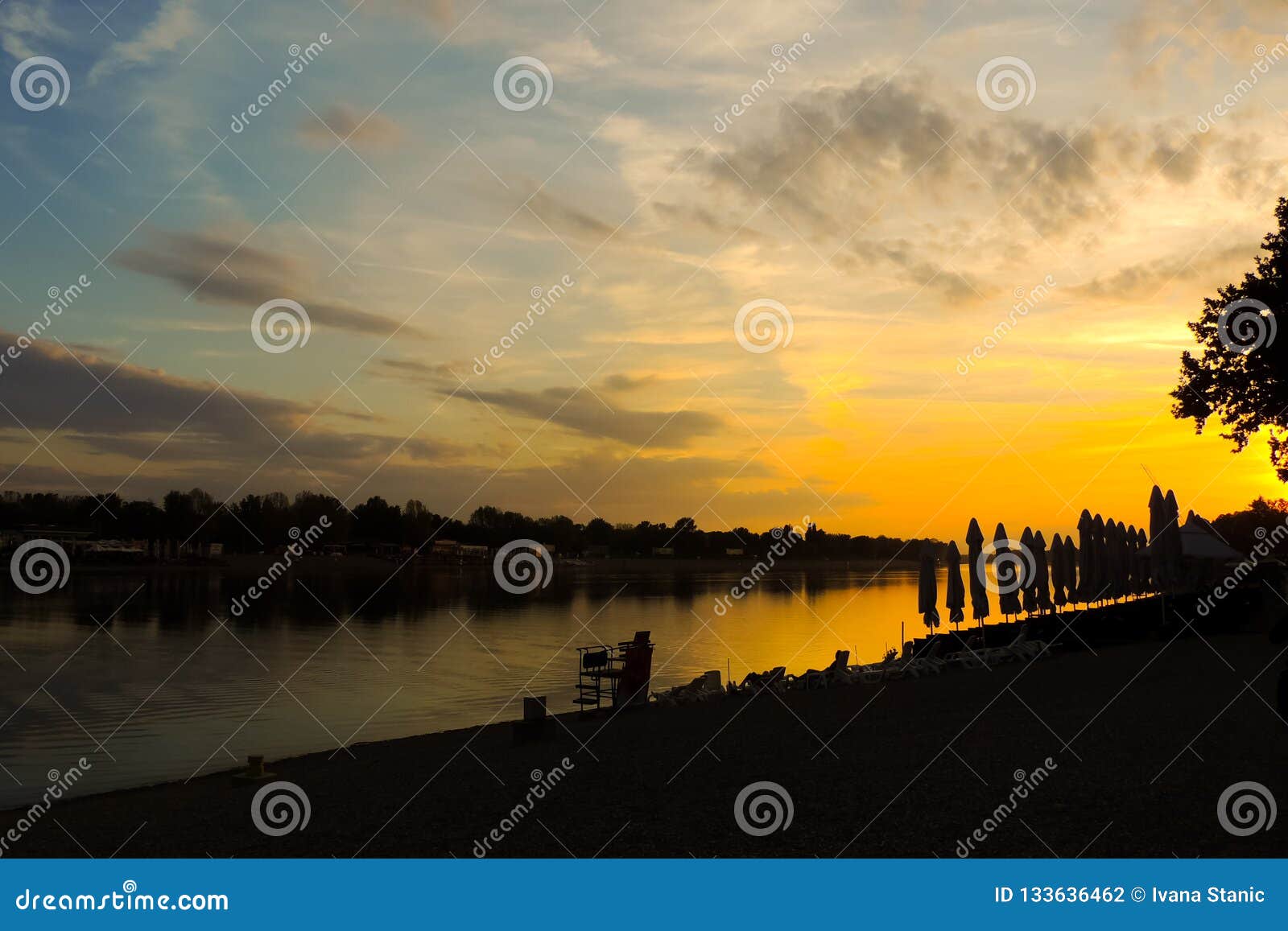 Coucher Du Soleil De Plage Dans Une Heure Dor Photo Stock