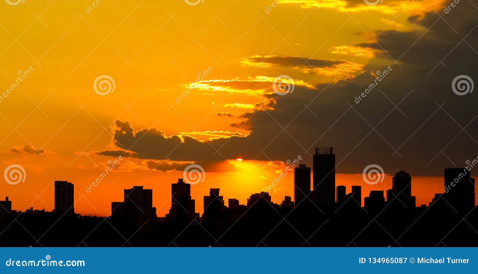 Coucher Du Soleil De Ville De Silhouette à Johannesburg