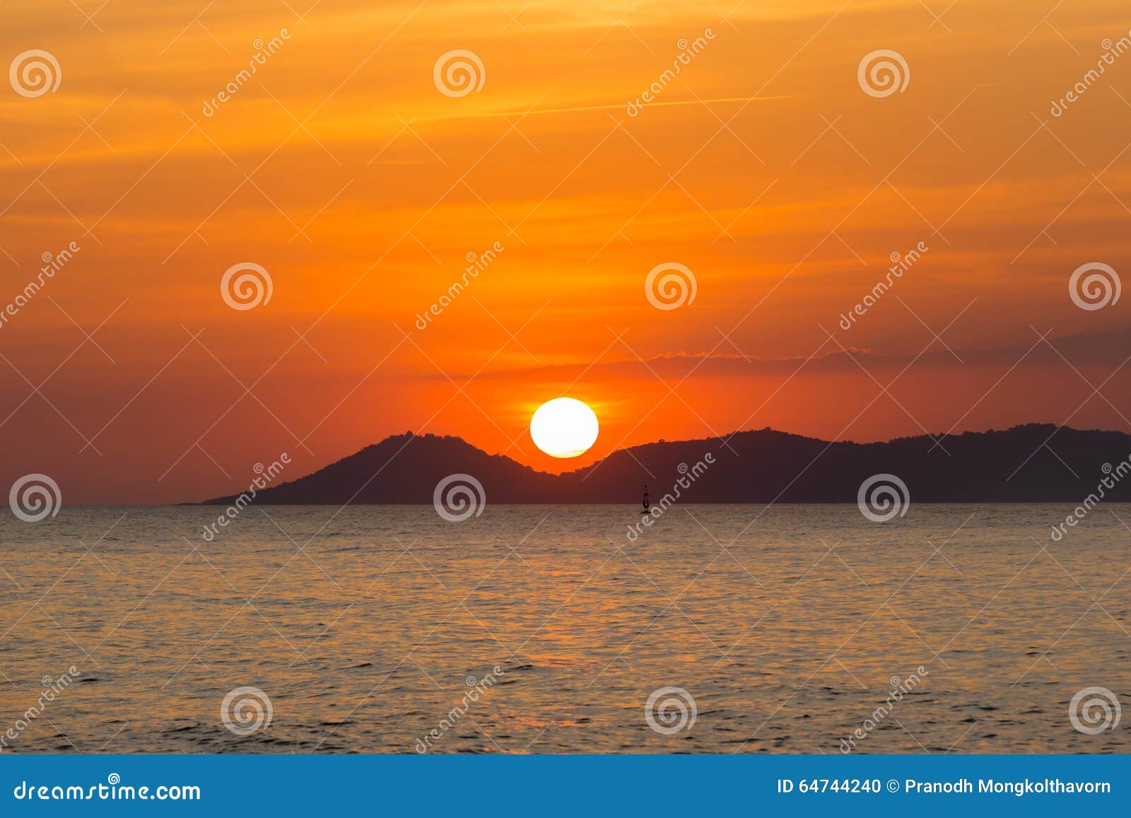 Coucher Du Soleil Derrière La Montagne Et La Mer Photo Stock