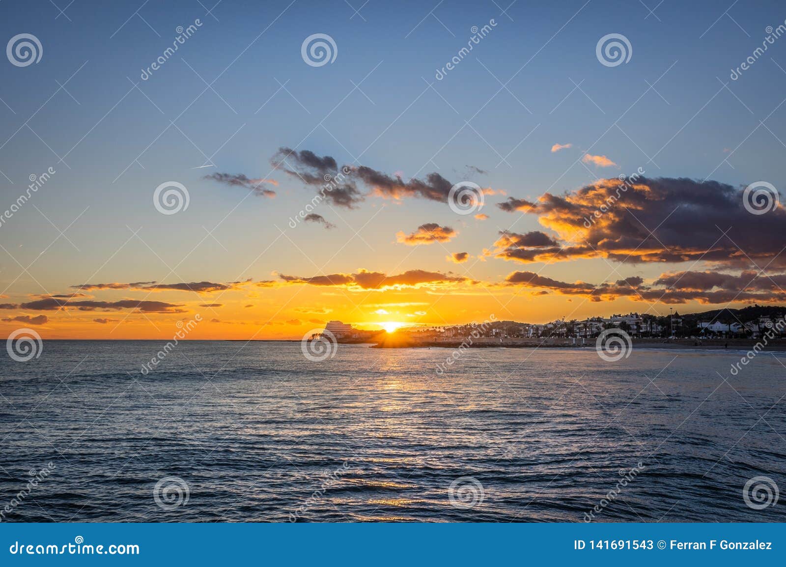 Coucher Du Soleil Des Vacances Dans Le Méditerranéen Heure D