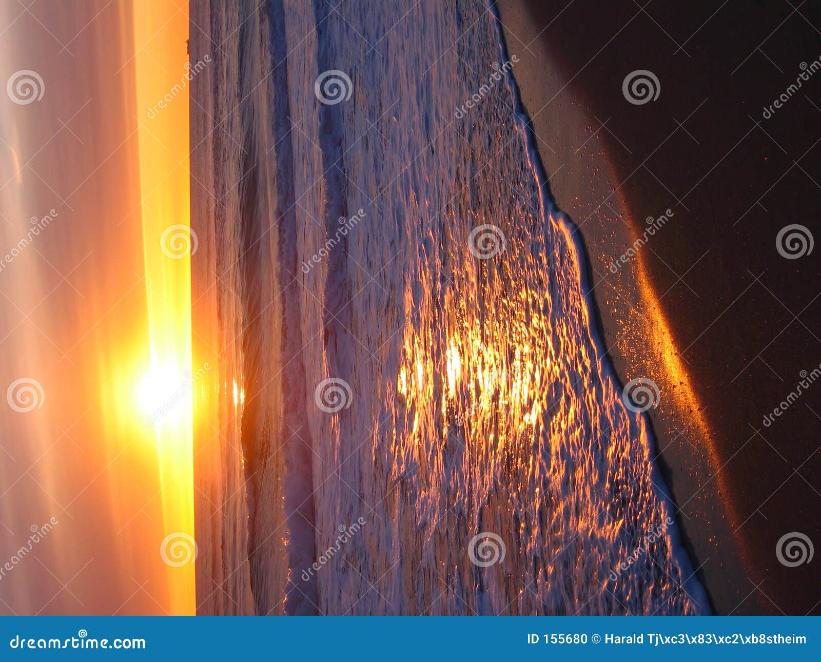 Coucher du soleil jaune chaud. Une vue de la plage avec une configuration rougeoyante jaune du soleil dans l'horizon. L'illustration a une lueur chaude et le soleil se reflète de l'eau.