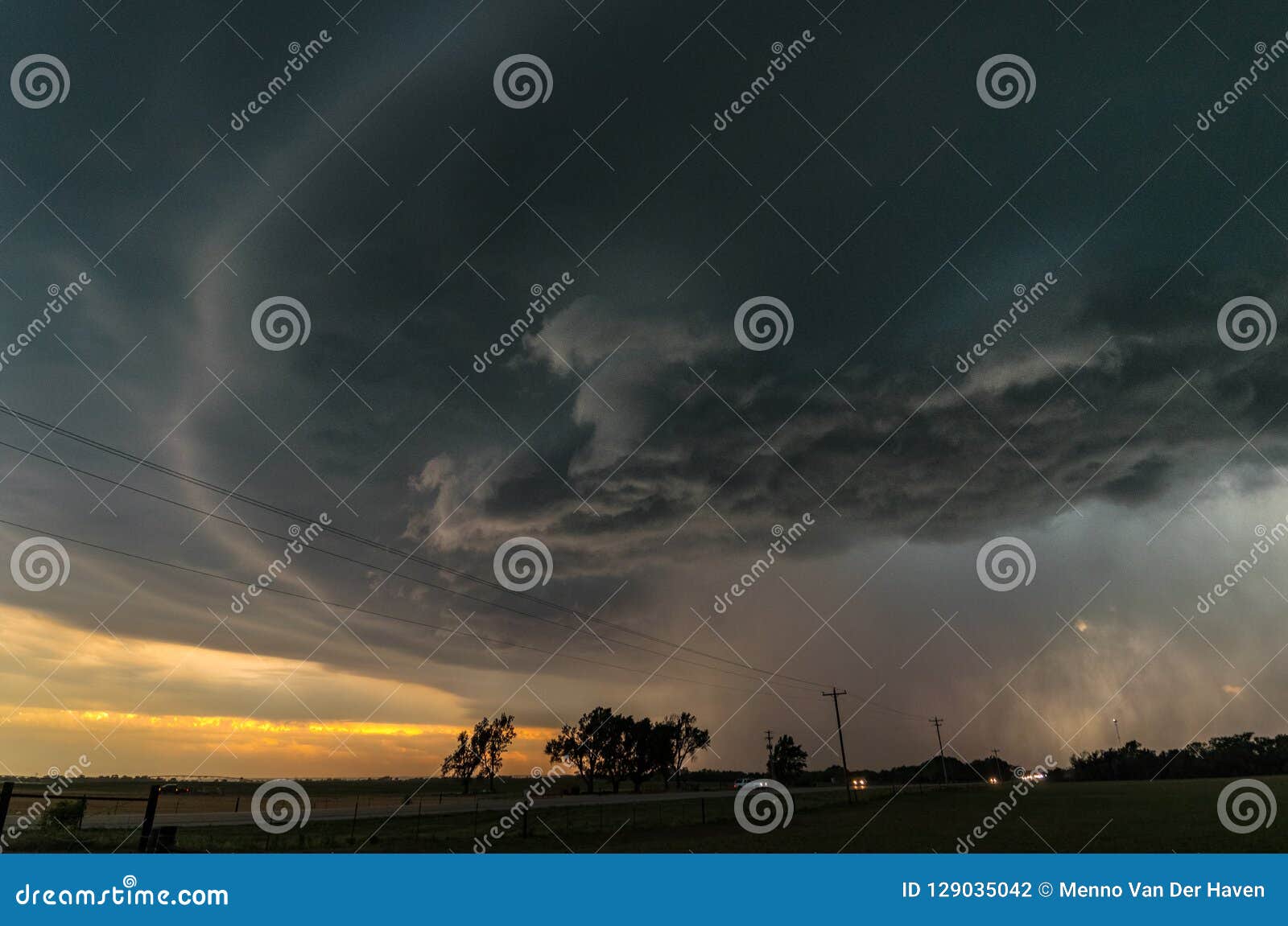 Coucher Du Soleil Orageux Sur Le Grandes Plaines Photo Stock