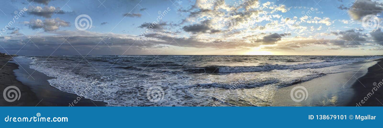Coucher Du Soleil Panoramique Scénique à La Mer En Heure D