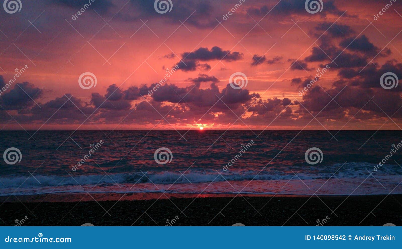 Coucher Du Soleil Rose Sur La Mer Noire Dans La Soirée Photo