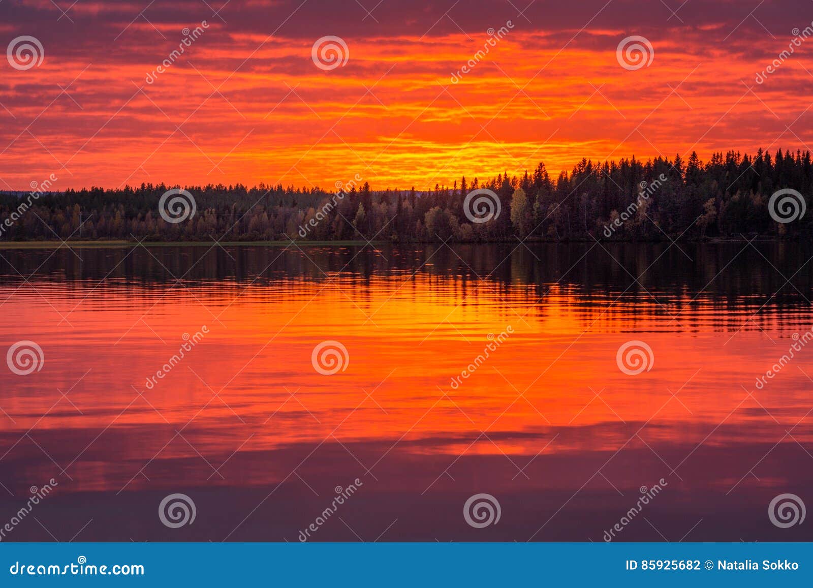 Coucher Du Soleil Rouge Sur Le Lac Finlande Photo Stock