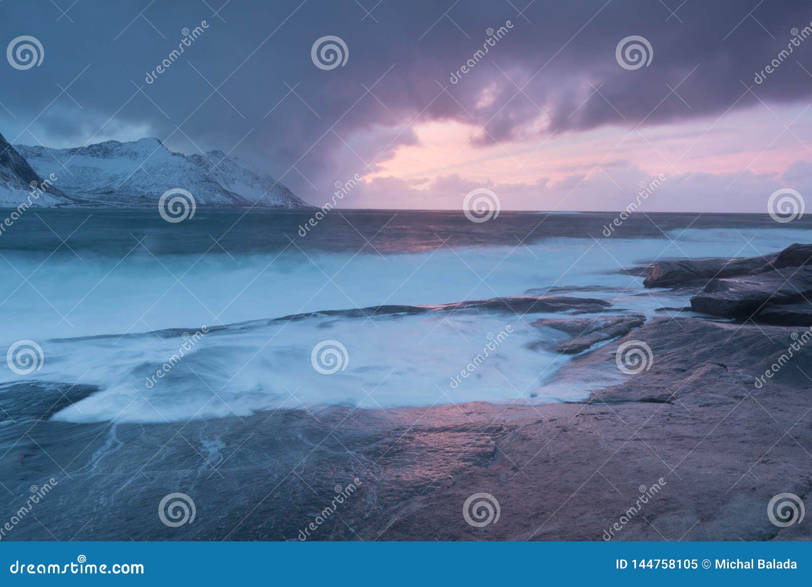 Coucher Du Soleil Stupéfiant Au Dessus De Montagne Et Fjord