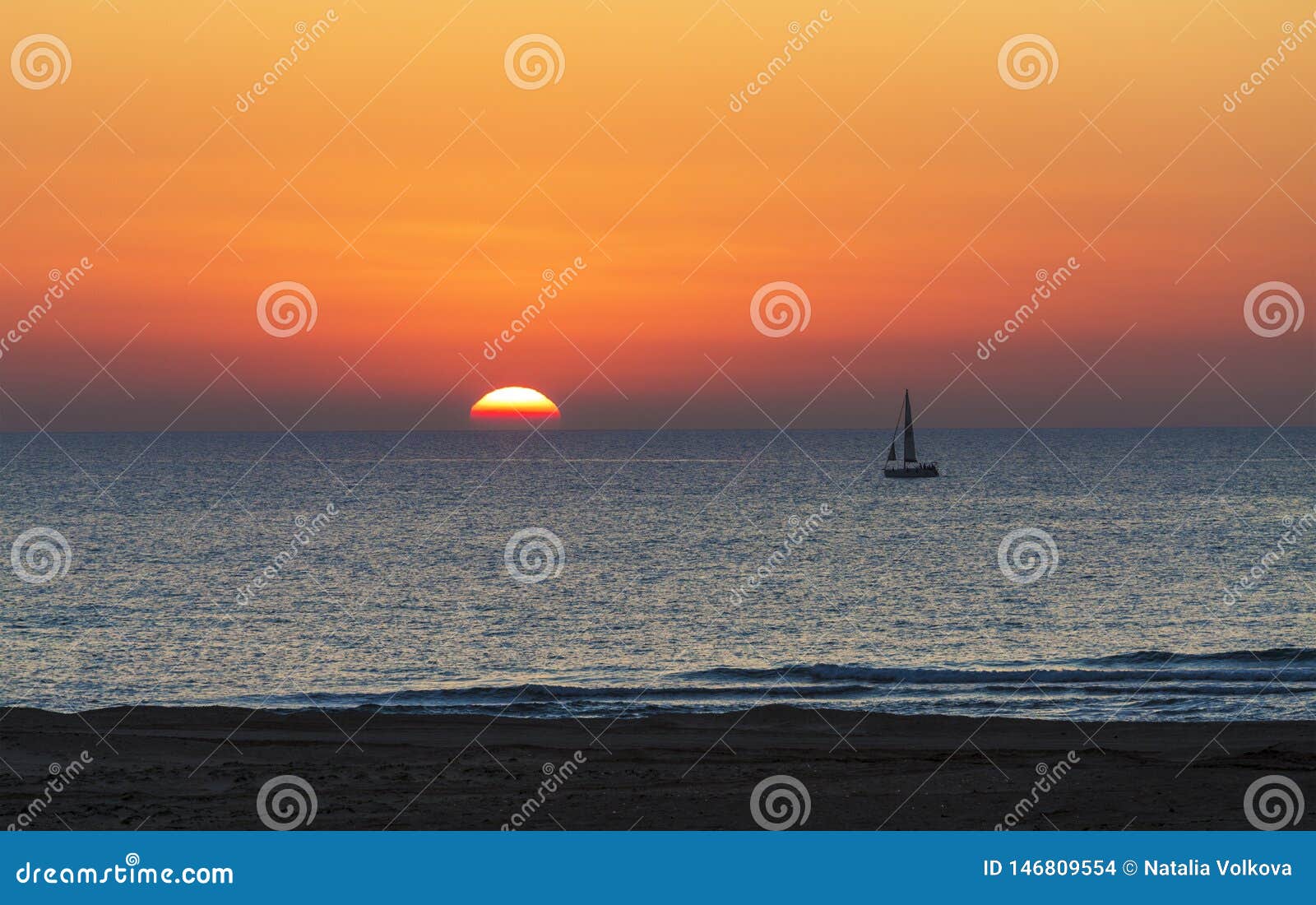Coucher Du Soleil Sur La Mer Avec La Silhouette Dun Yacht