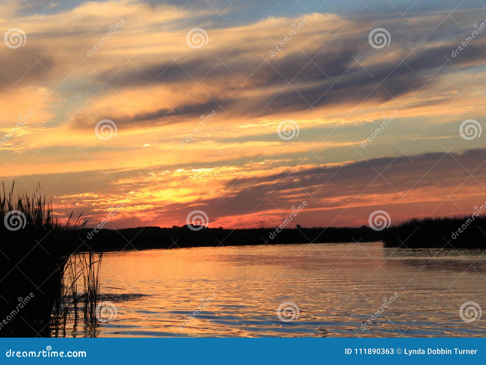 Coucher Du Soleil Sur La Rivière Blanche De Boue Manitoba