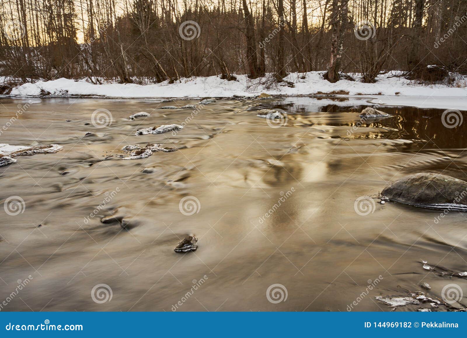 Couler lentement la riviÃ¨re. Couler lentement le x-dÃ©faut ensoleillÃ© de glace de soirÃ©e de riviÃ¨re reflÃ©tant la neige calme claire floided de riverbend de rÃ©flexion de ressort en crue bascule la nature givrÃ©e