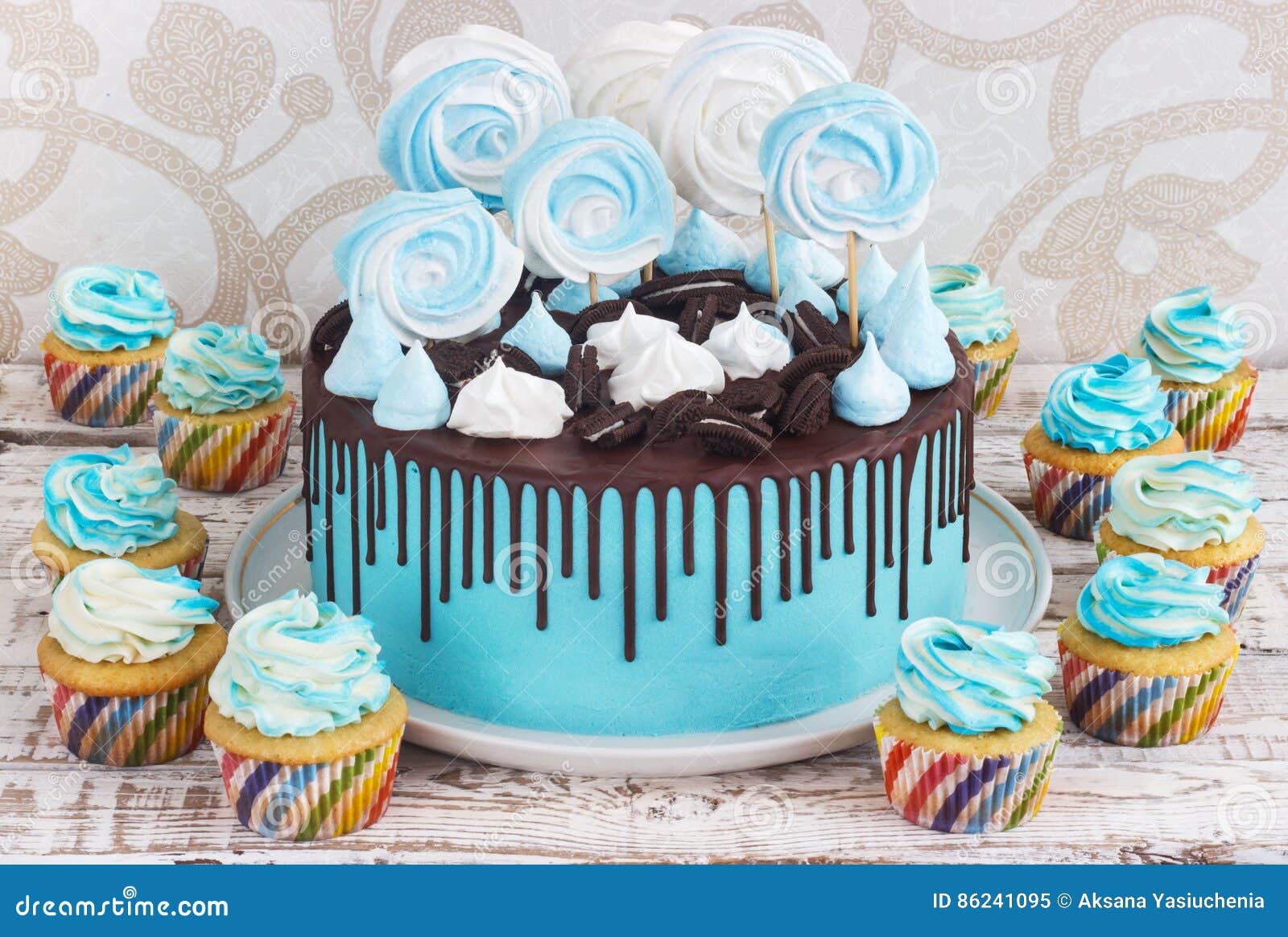 Couleur Bleue De Gateau Du S D Enfants Et D Arc En Ciel De Petits Gateaux Sur Un Fond Blanc Avec La Meringue Image Stock Image Du Cheri Anniversaire Couleur Bleue De Gateau Du S D Enfants Et D Arc En Ciel De Petits Gateaux Sur Un Fond Blanc Avec La Meringue Image Stock Image Du Cheri Anniversaire