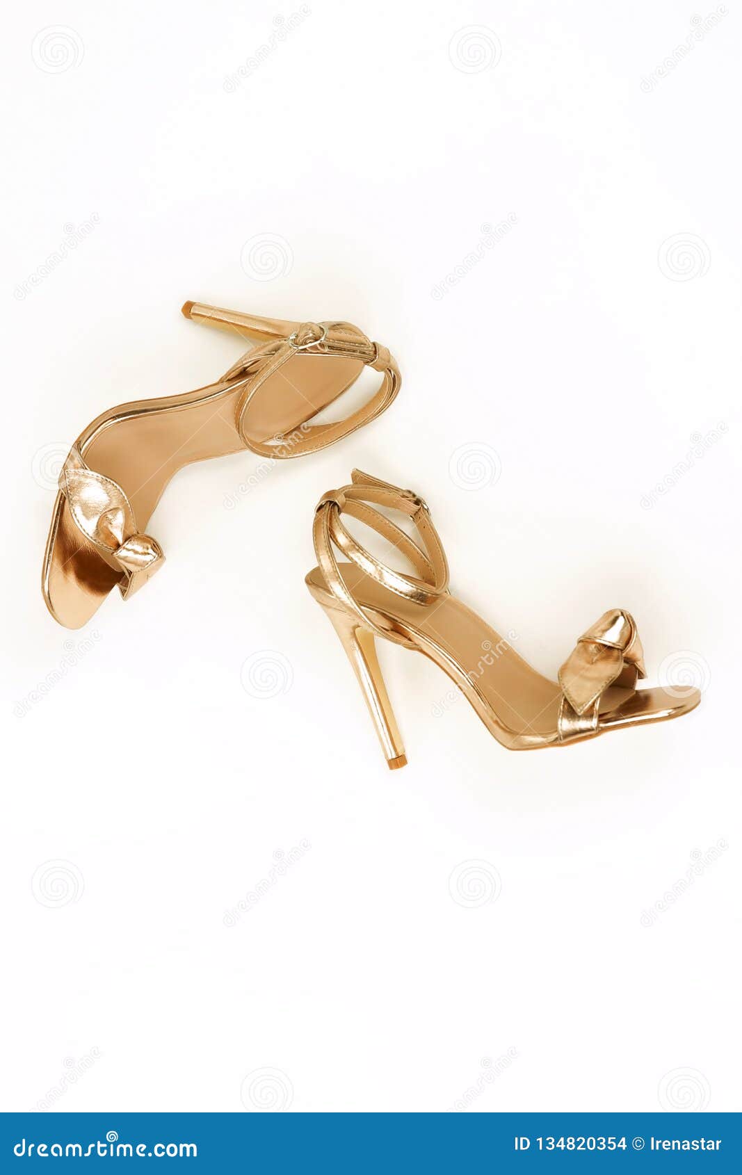 Couleur D'or De Sandales De Chaussures De Talon Haut De Femmes D'isolement Photo stock - Image du beau, talons: 134820354