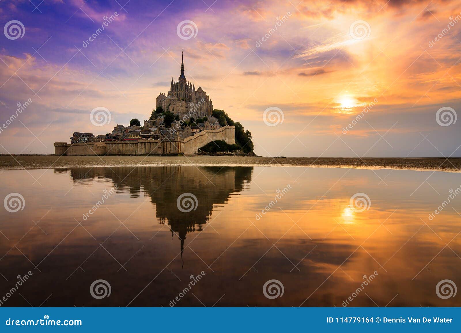 Couleurs De Coucher Du Soleil à Le Mont Saint Michel Image