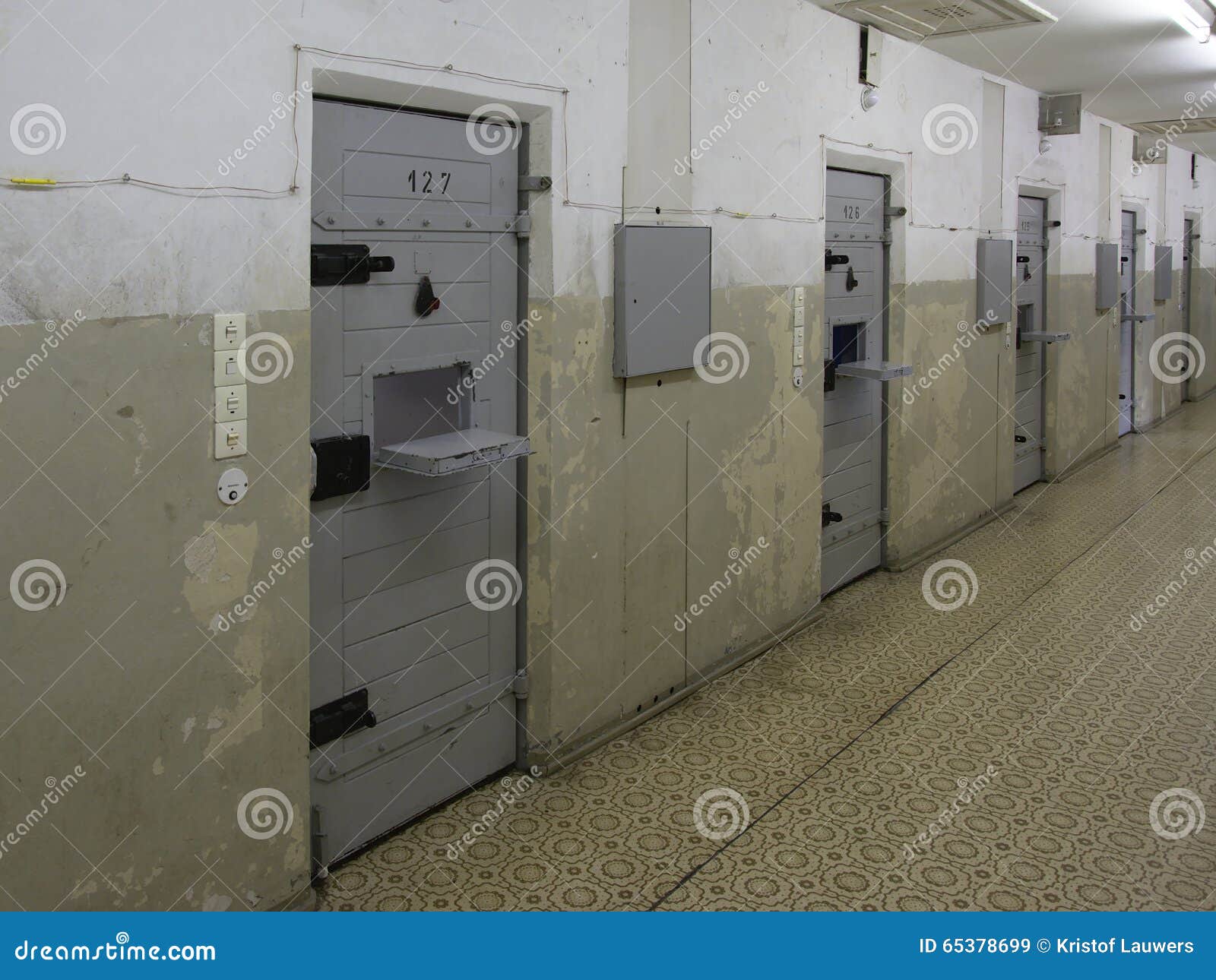 Couloir avec des portes de cellules dans la prison de Stasi, Berlin. Couloir dans Hohenschoenhausen, une prison de stasi en quelques temps de la RDA, maintenant un musée et un mémorial
