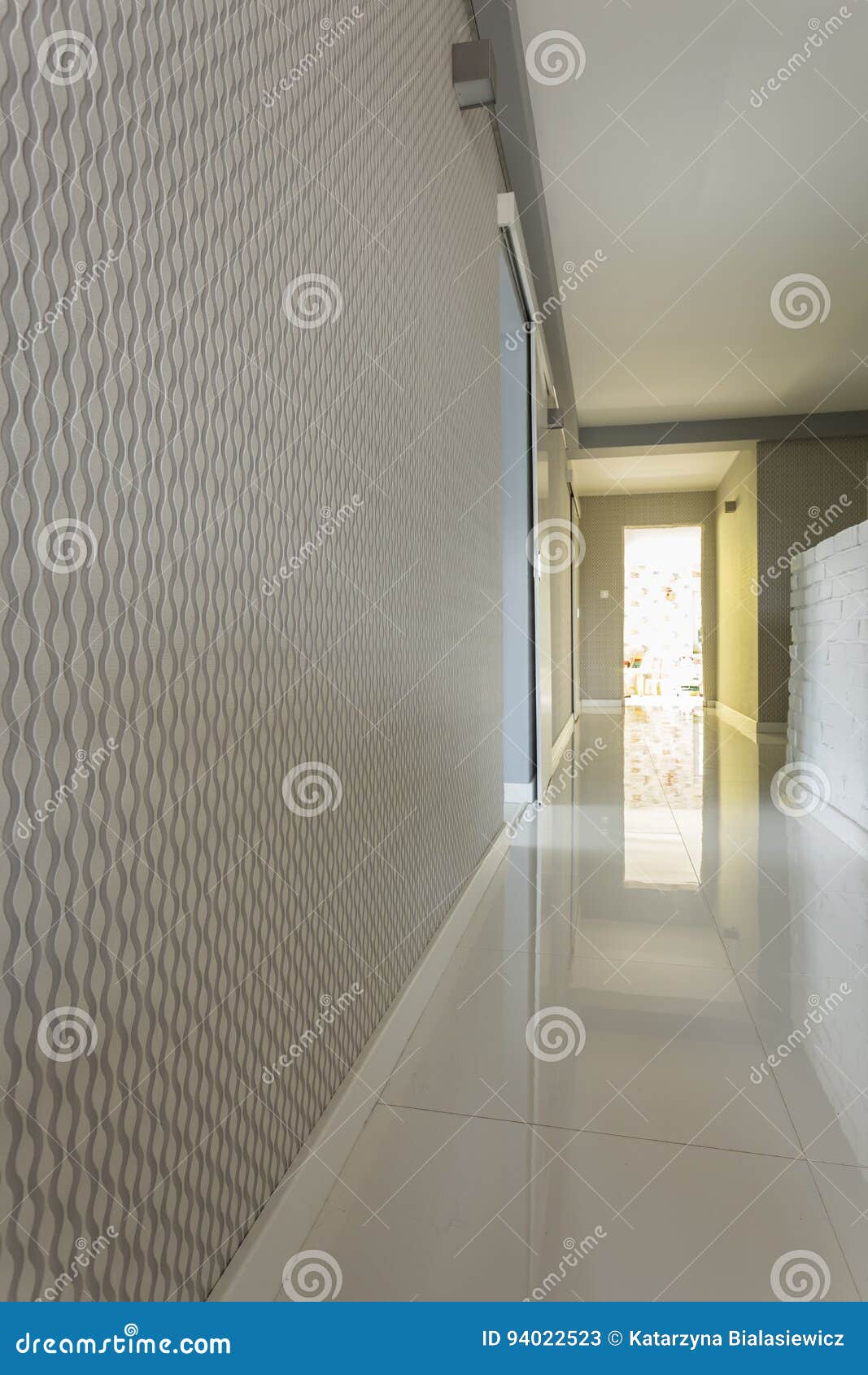 Téléchargement gratuit Images Couloir Lumineux De Maison Avec Le Papier Peint Gris Image Stock actualisé salutations
