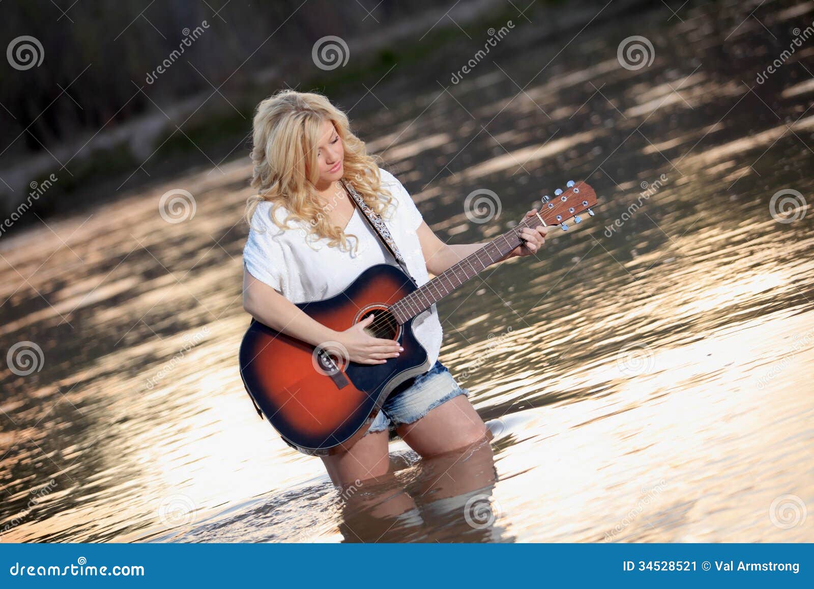 gitaar chitarra acustica fiume paese akoestische rivier meisje