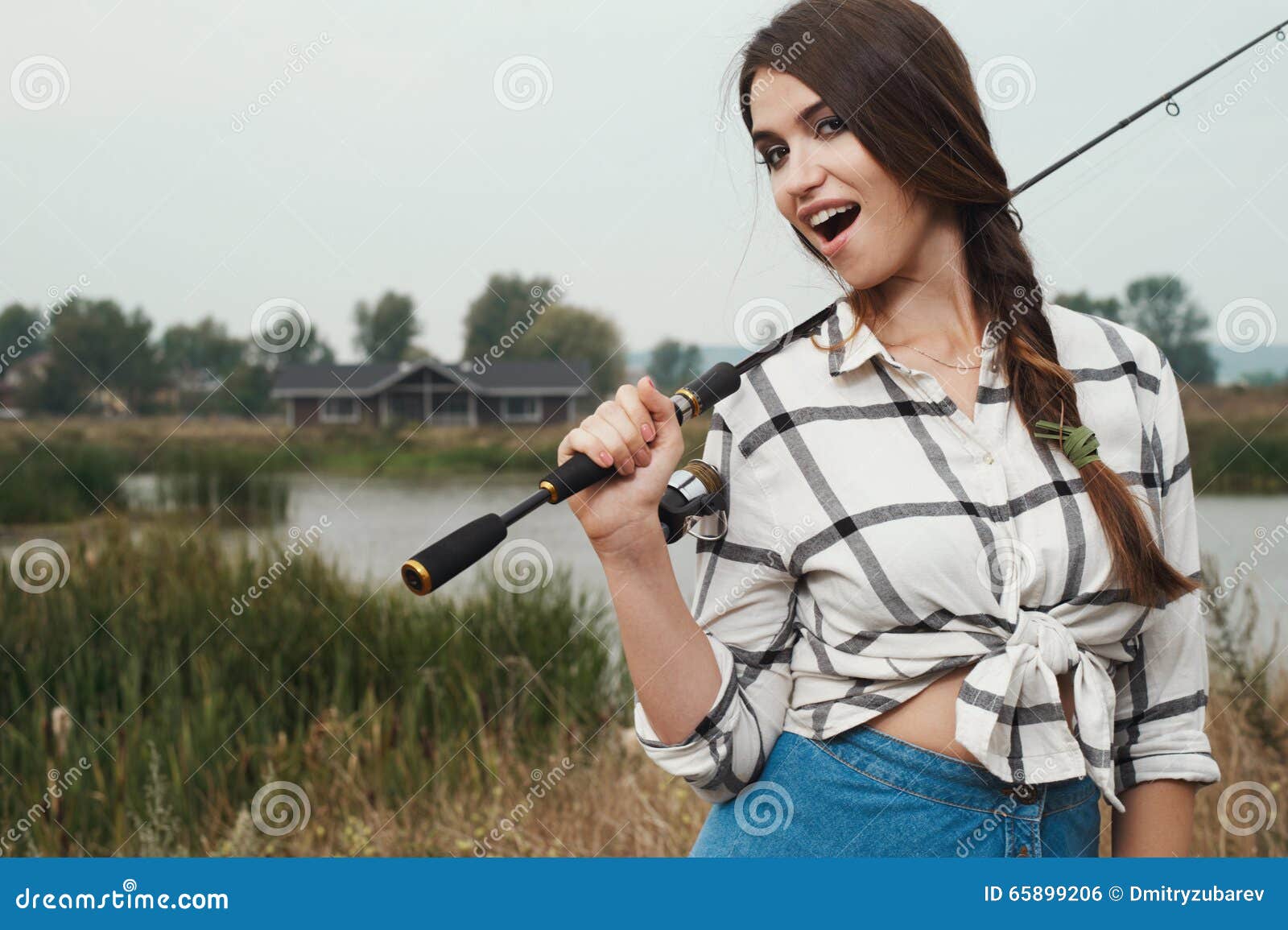https://thumbs.dreamstime.com/z/country-lady-standing-against-pond-ranch-fish-rod-cute-rural-brown-haired-posing-house-fishing-stands-grass-65899206.jpg