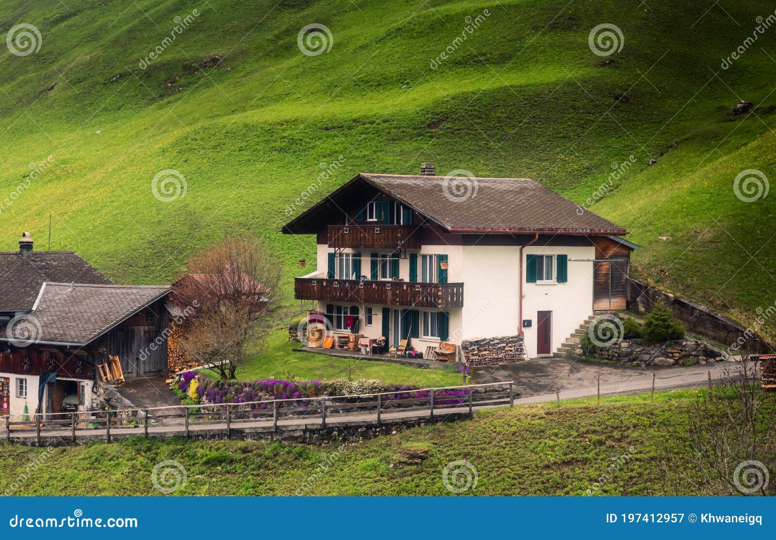 el propósito Jadeo mendigo swiss alps house nada vestíbulo para donar