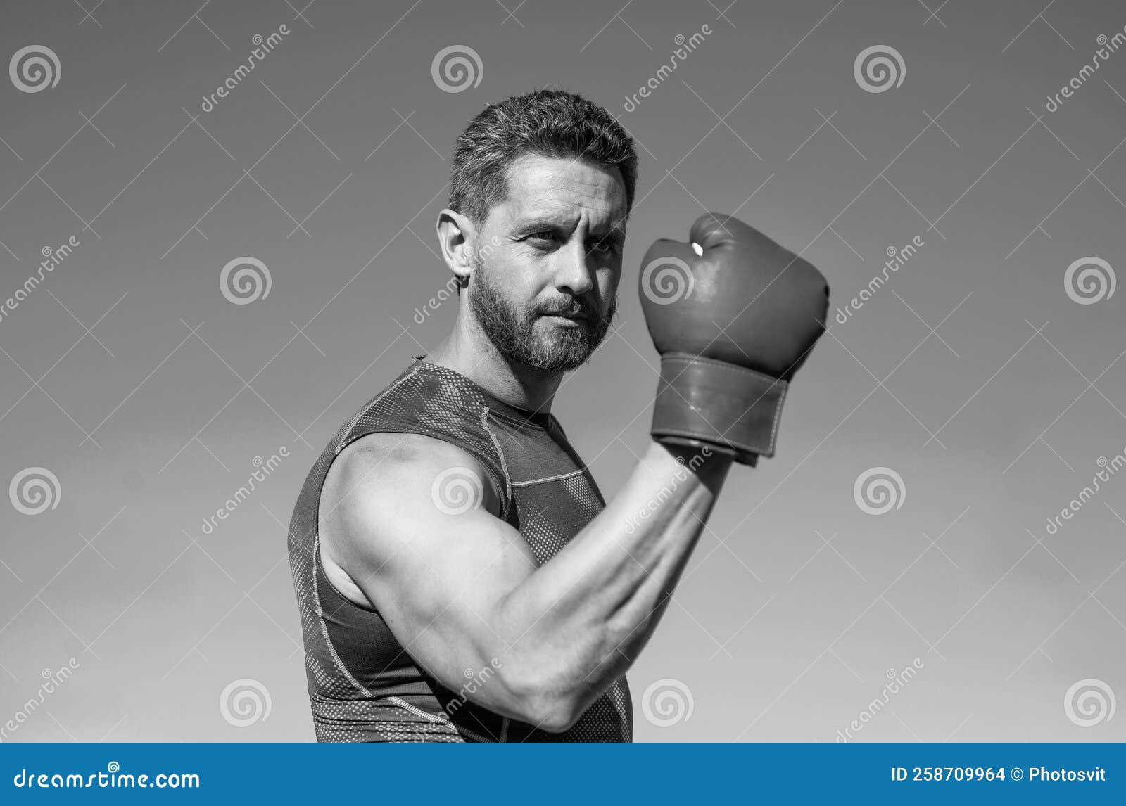 Coup. Boxeur Homme Punching. Salle De Fitness Extérieur. Entraînement  Musculaire Athlétique De Type En Gants De Boxe Photo stock - Image du  activité, mûr: 258709964