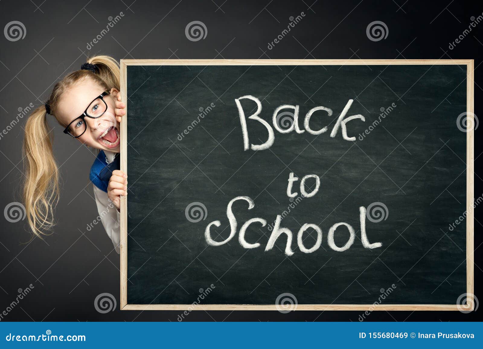 Coup D'oeil De Fille D'enfant Derrière Le Tableau Noir D'école Avec Le  Dessin De Craie, De Nouveau à L'école, Enfant Heureux Image stock - Image  du craie, dessiné: 155680469