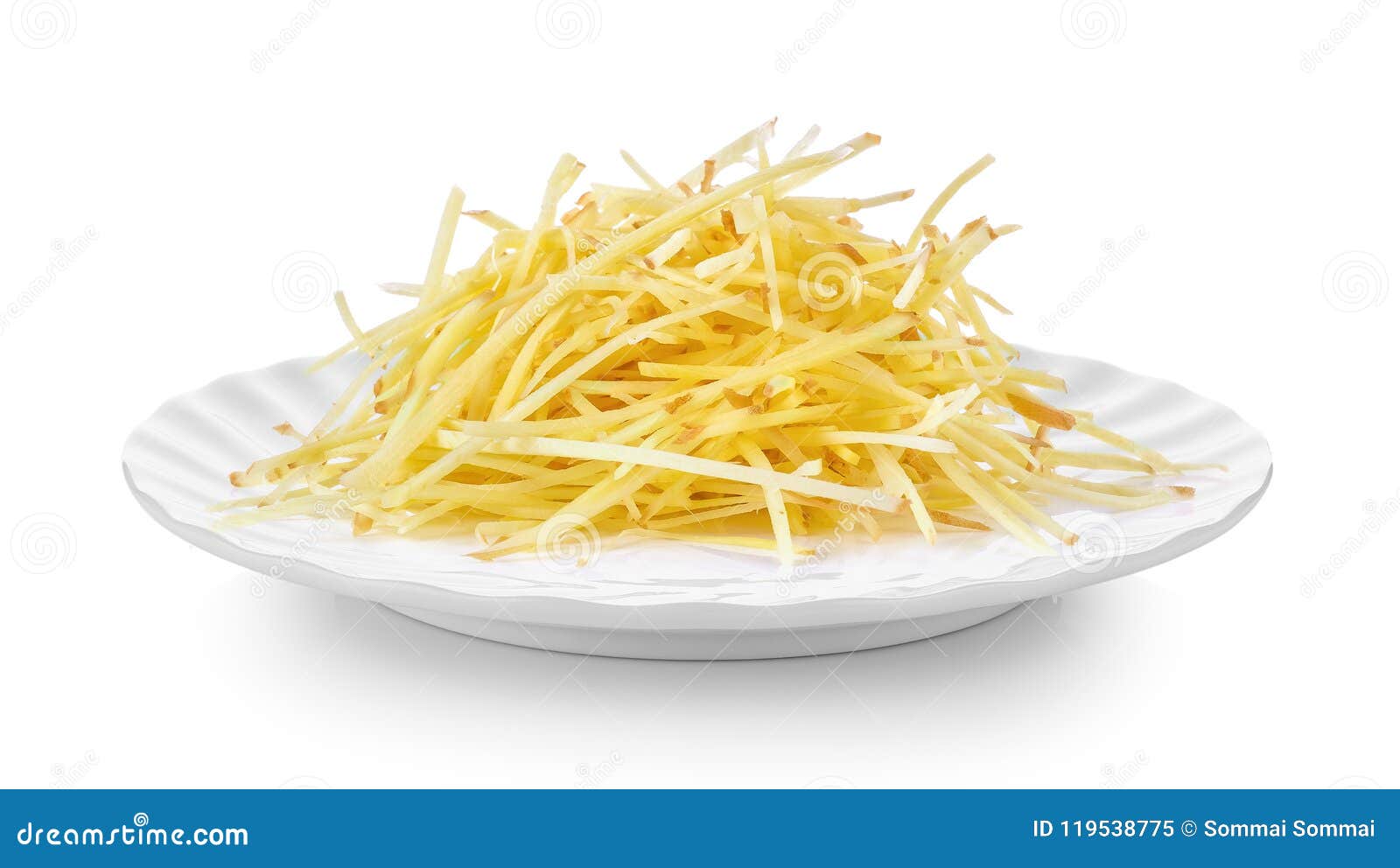 Coupez en tranches le gingembre dans le plat blanc sur le fond blanc