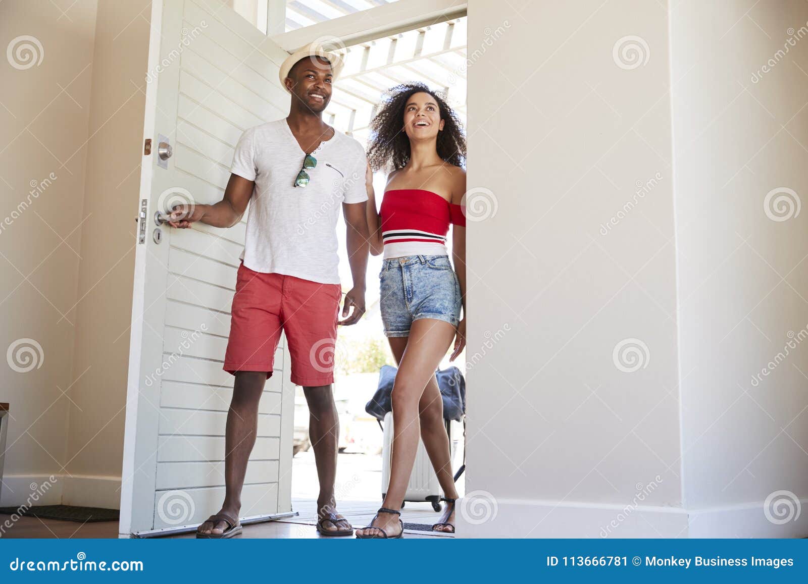 couple arriving at summer vacation rental
