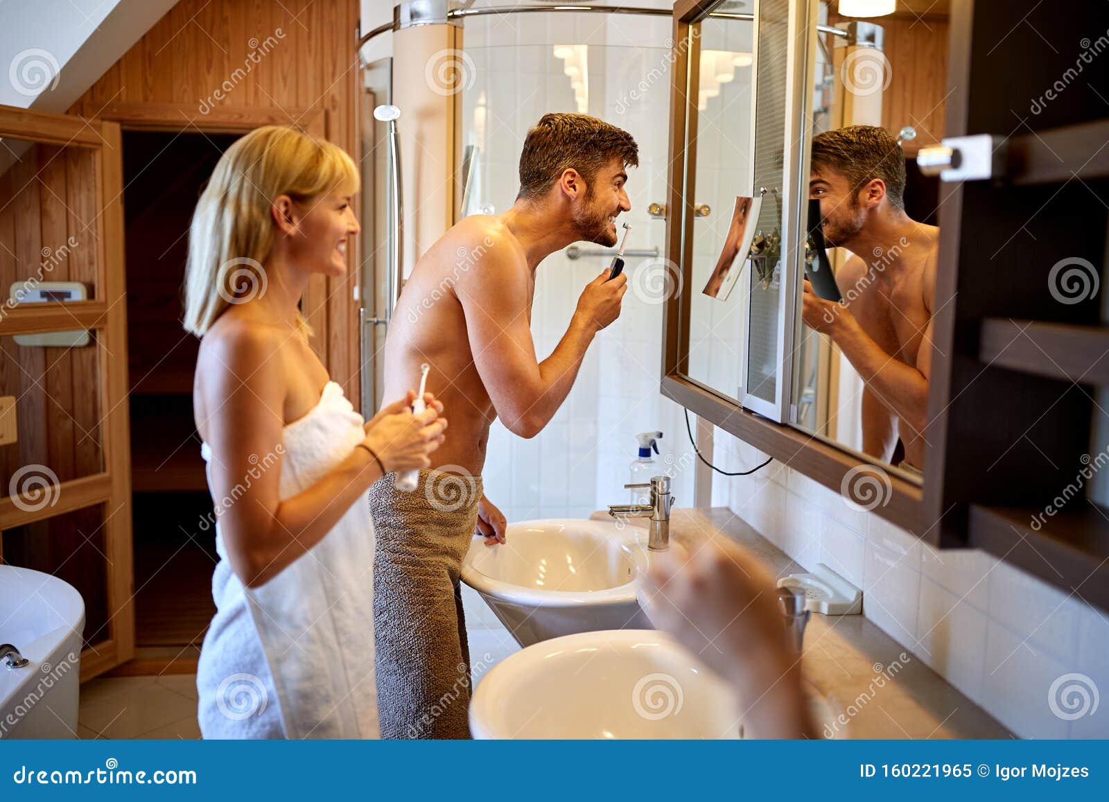 С женой друга в ванне. Пара перед зеркалом в ванной. Двое в ванной. Пара чистит зубы в ванной. Чистка ванной паром.