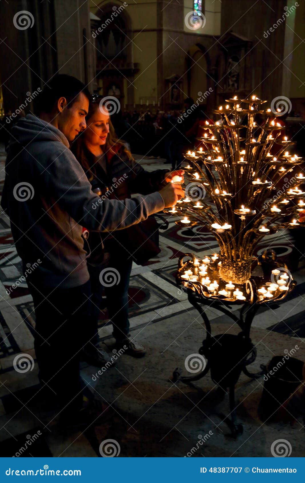 The couple of Cattedrale di Santa Maria del Fiore. The couple in the divine blessing of candle stage.