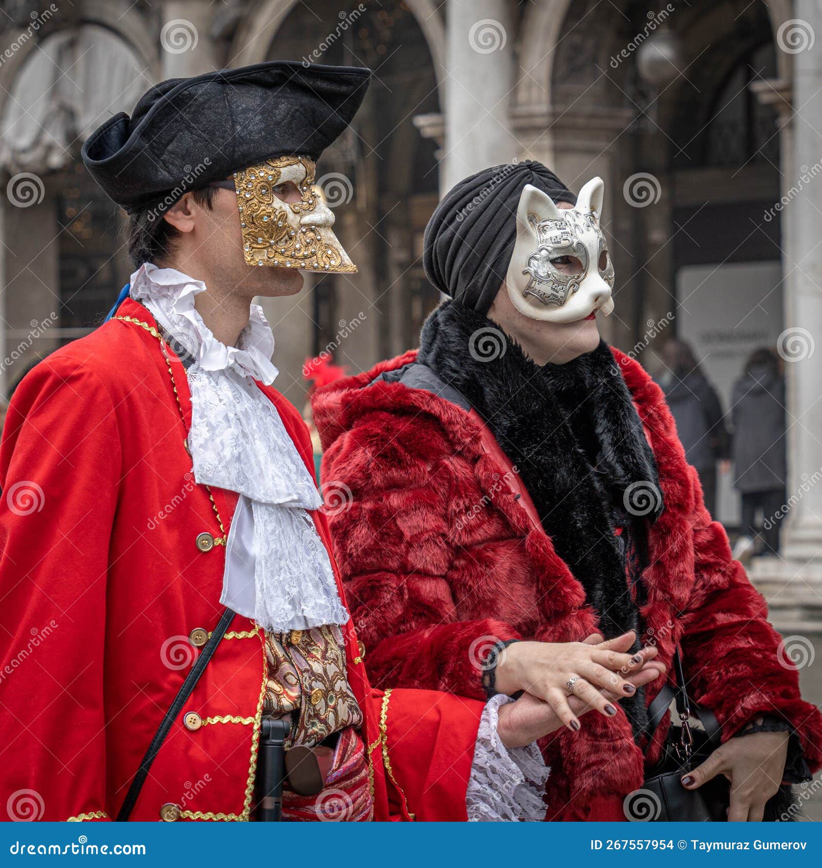 Couple D'âge Moyen Femme En Mauve Costume De Carnaval Homme En Poussettes  En Costume De Bottes Au Carnaval à Venise Italie Photo éditorial - Image du  luxe, élégance: 267557966