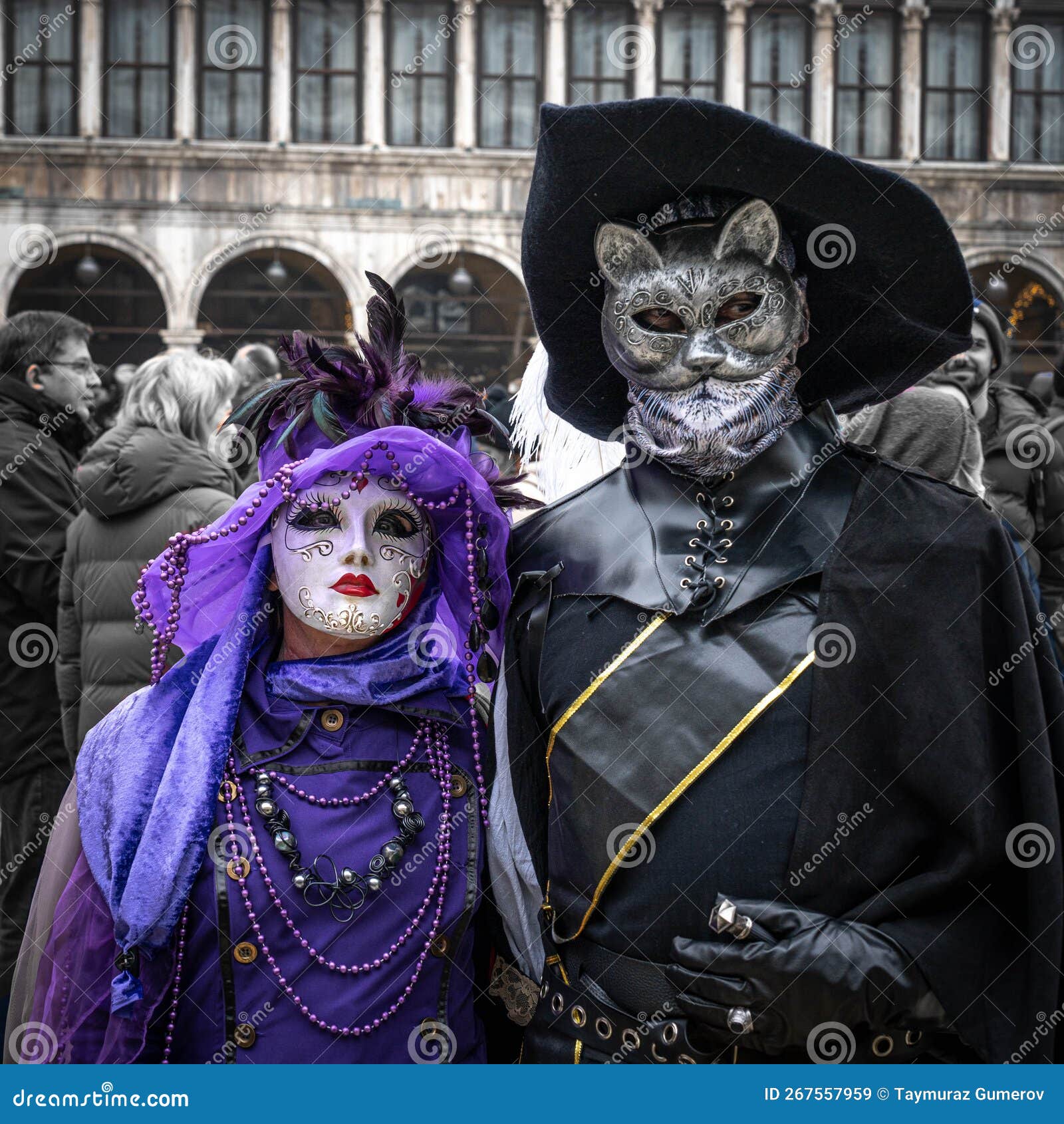 Couple D'âge Moyen Femme En Mauve Costume De Carnaval Homme En Poussettes  En Costume De Bottes Au Carnaval à Venise Italie Image stock éditorial -  Image du masque, amusement: 267557959