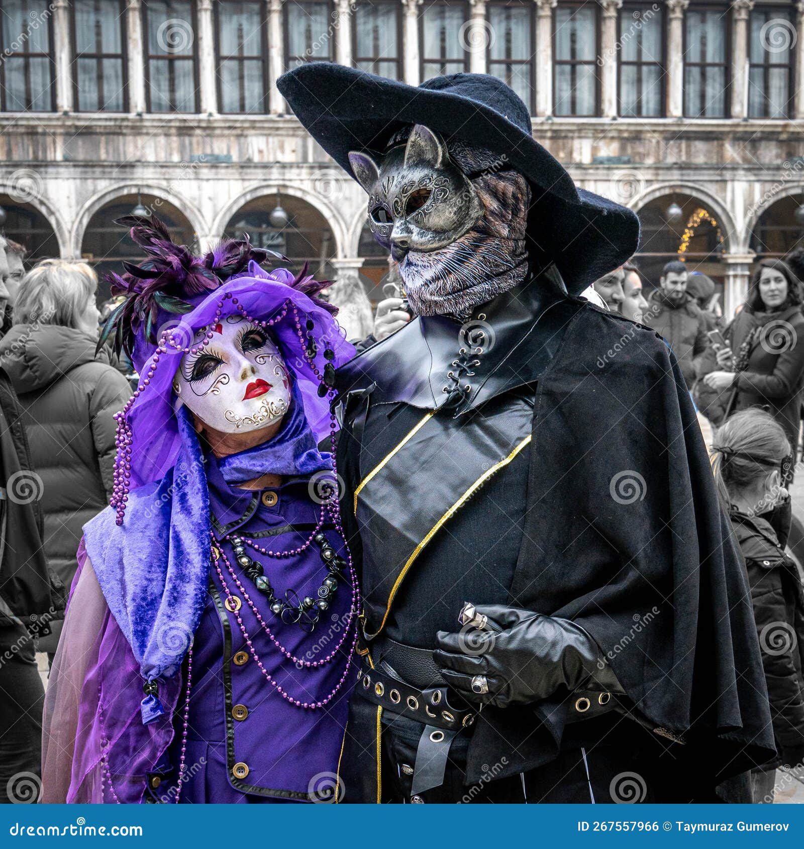 Couple D'âge Moyen Femme En Mauve Costume De Carnaval Homme En Poussettes  En Costume De Bottes Au Carnaval à Venise Italie Photo éditorial - Image du  luxe, élégance: 267557966