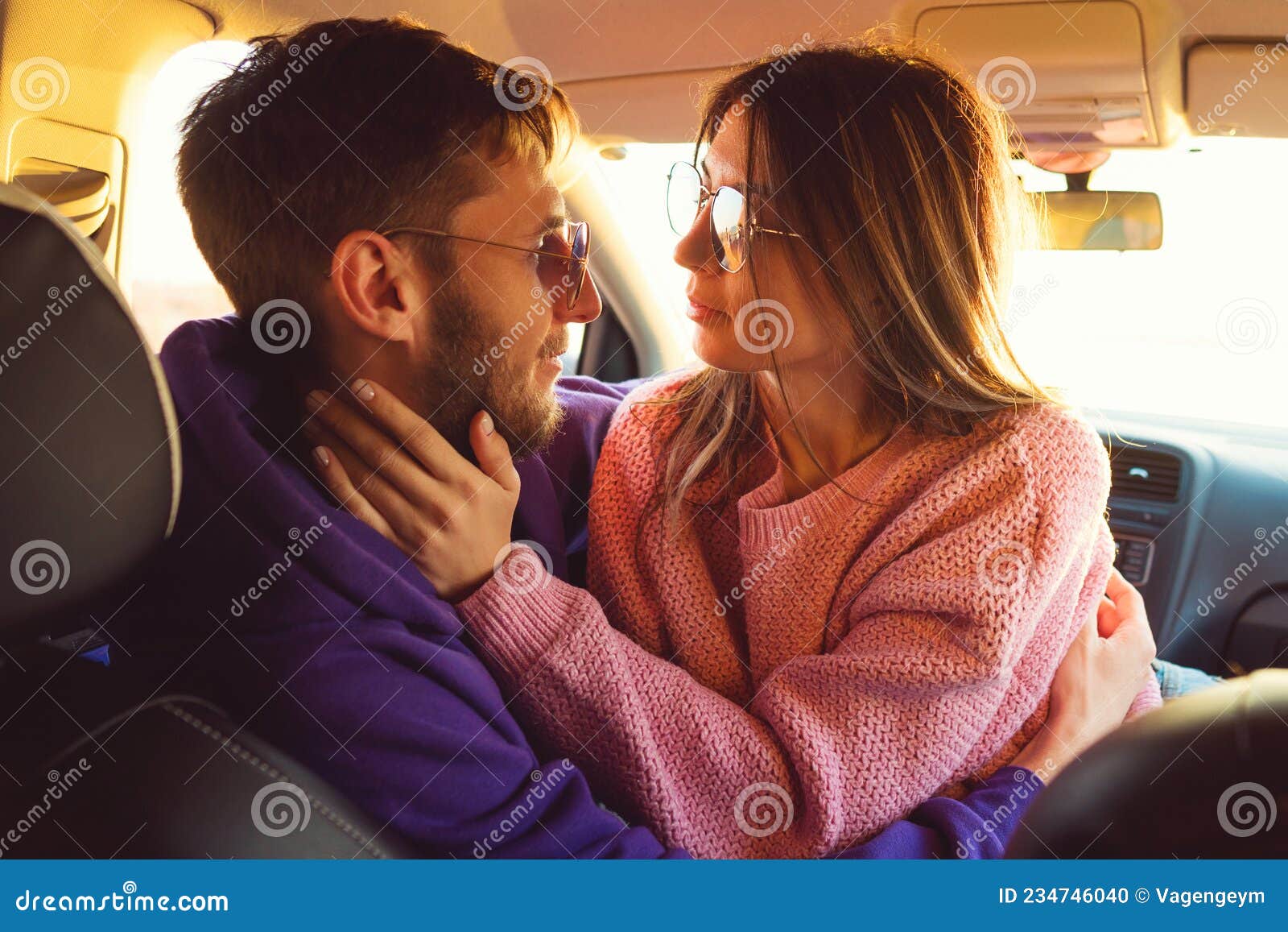 Photo D'un Couple Aimant Dans Le Centre De Voiture Photo stock - Image du  service, automobile: 299154308