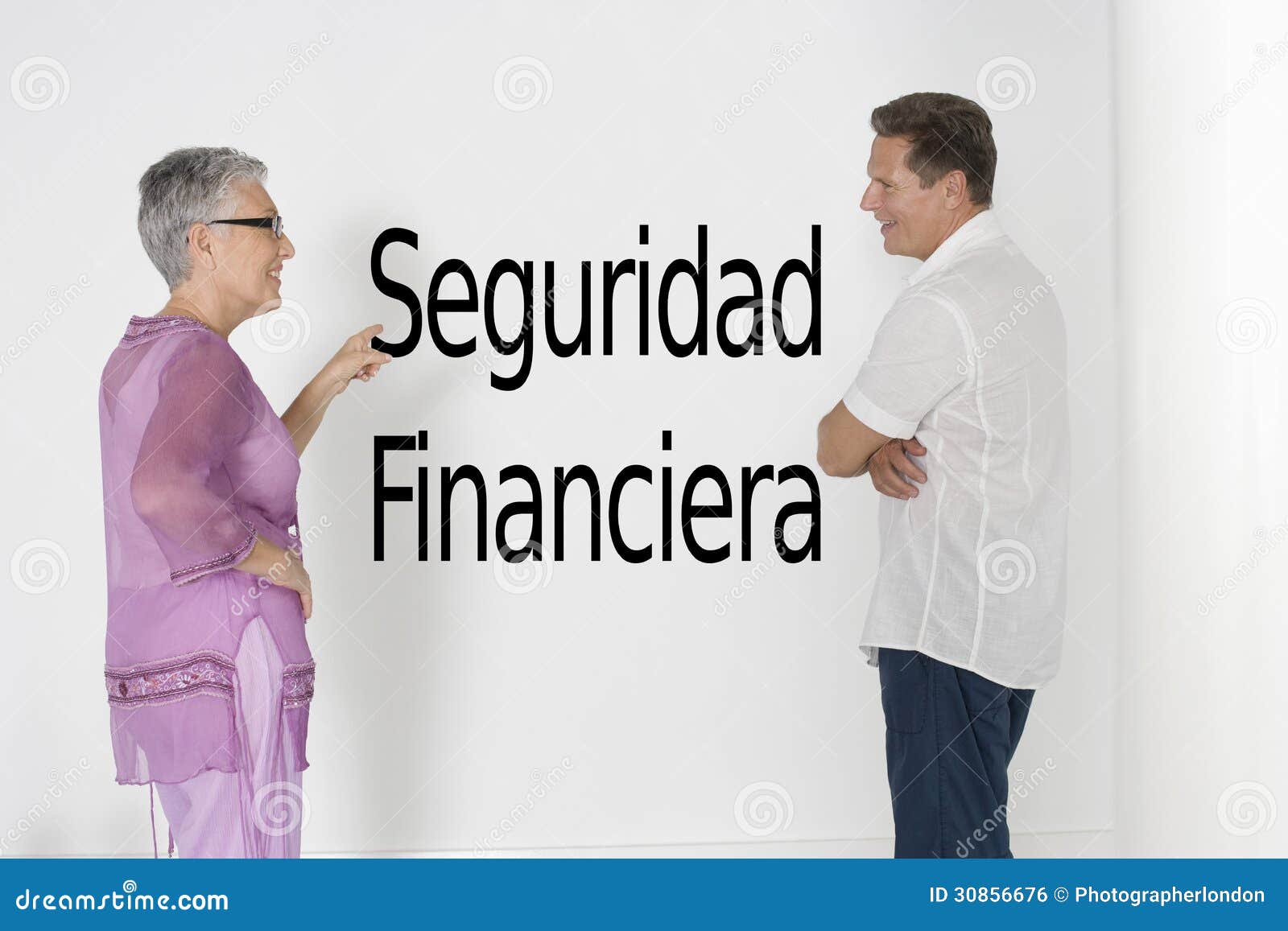 couple discussing financial security against white wall with spanish text seguridad financiera