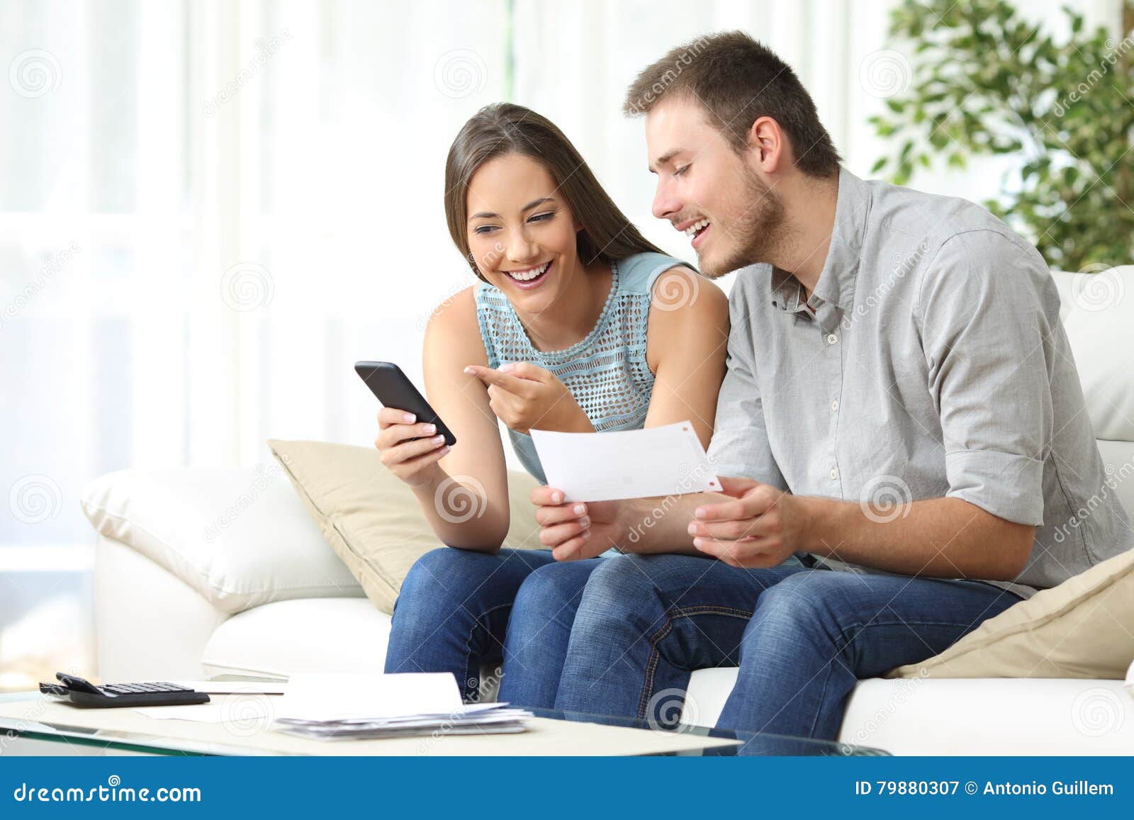 couple doing accounting with a phone bank app