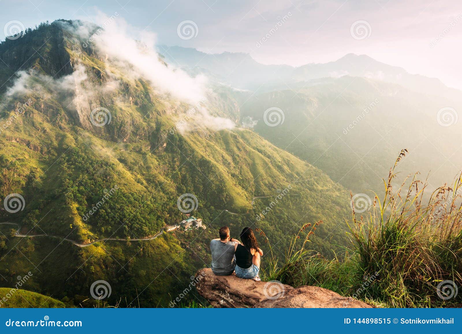 https://thumbs.dreamstime.com/z/couple-greets-sunrise-mountains-man-woman-wedding-travel-travels-around-asia-to-sri-lanka-serpentine-people-greet-dawn-144898515.jpg