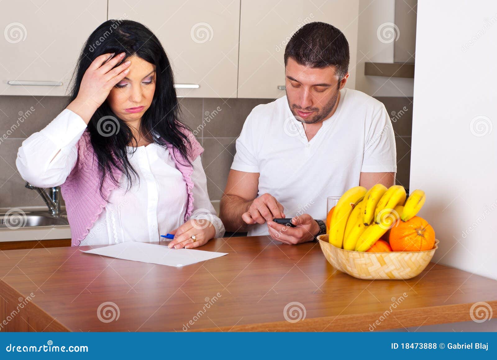 couple having difficult to calculate expenses